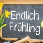 Schild im Blumenbeet - Endlich Frühling