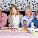 familie_schaut_auf_ihre_smartphone